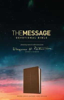 The Message Devotional Bible, Brown Cross: Zawiera notatki i refleksje Eugene'a H. Petersona - The Message Devotional Bible, Brown Cross: Featuring Notes & Reflections from Eugene H. Peterson