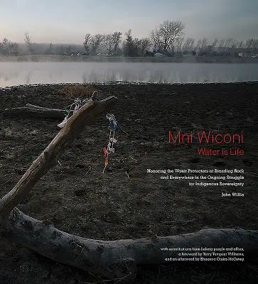 Mni Wiconi/Woda jest życiem: uhonorowanie obrońców wody w Standing Rock i wszędzie w trwającej walce o suwerenność rdzennej ludności - Mni Wiconi/Water Is Life: Honoring the Water Protectors at Standing Rock and Everywhere in the Ongoing Struggle for Indigenous Sovereignty