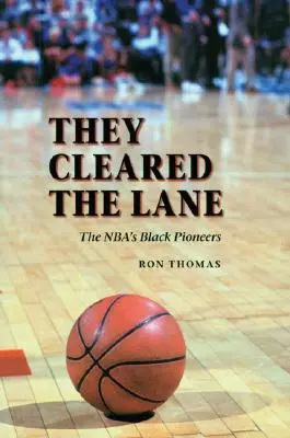 Oczyścili pas ruchu: Czarnoskórzy pionierzy NBA - They Cleared the Lane: The NBA's Black Pioneers