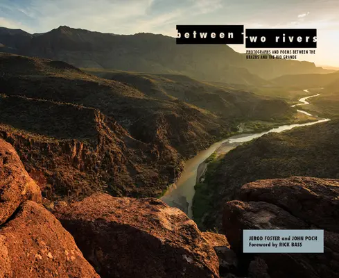 Między dwiema rzekami: Fotografie i wiersze między rzekami Brazos i Rio Grande - Between Two Rivers: Photographs and Poems Between the Brazos and the Rio Grande