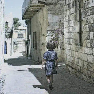 I aleja, którą wybieliła na jasnoniebiesko: Tajemnica tych wszystkich ponadczasowych miejsc, w których człowiek czuje się jak w domu - And the Alley She Whitewashed in Light Blue: The Secret of All Those Timeless Places Where One Feels at Home